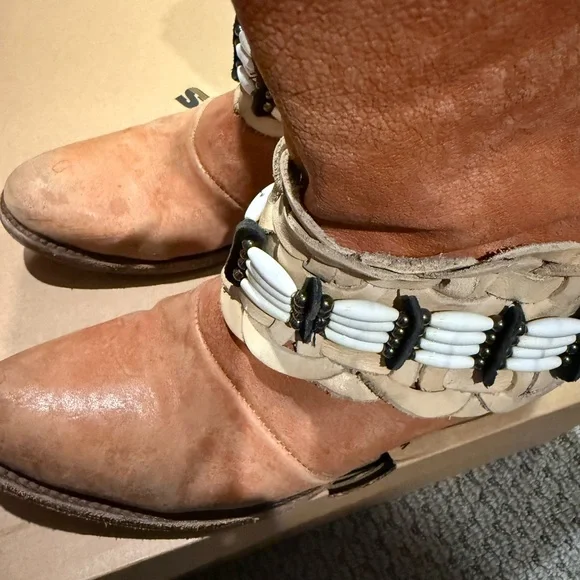 Free Bird Barra size 8 short booties ivory detail - Picture 2 of 8